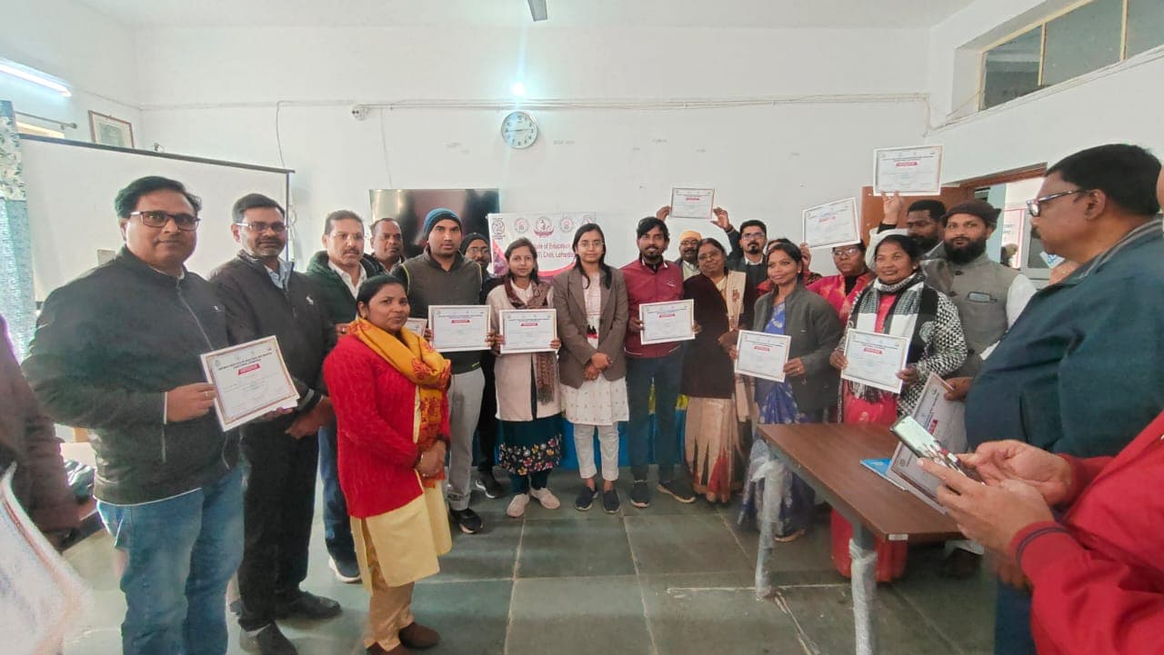 ई-कंटेंट निर्माण प्रशिक्षण कार्यक्रम के दौरान उपस्थित जिला शिक्षा अधिकारी के साथ प्रशिक्षणार्थी