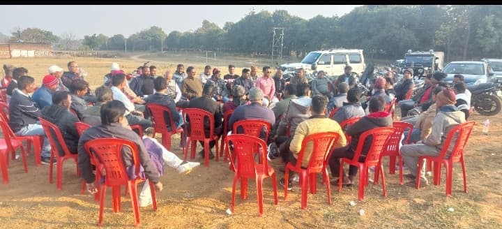 लोहरदगा-गुमला ट्रक ओनर एसोसिएशन की बैठक में शामिल पदाधिकारी व ट्रक मालिक