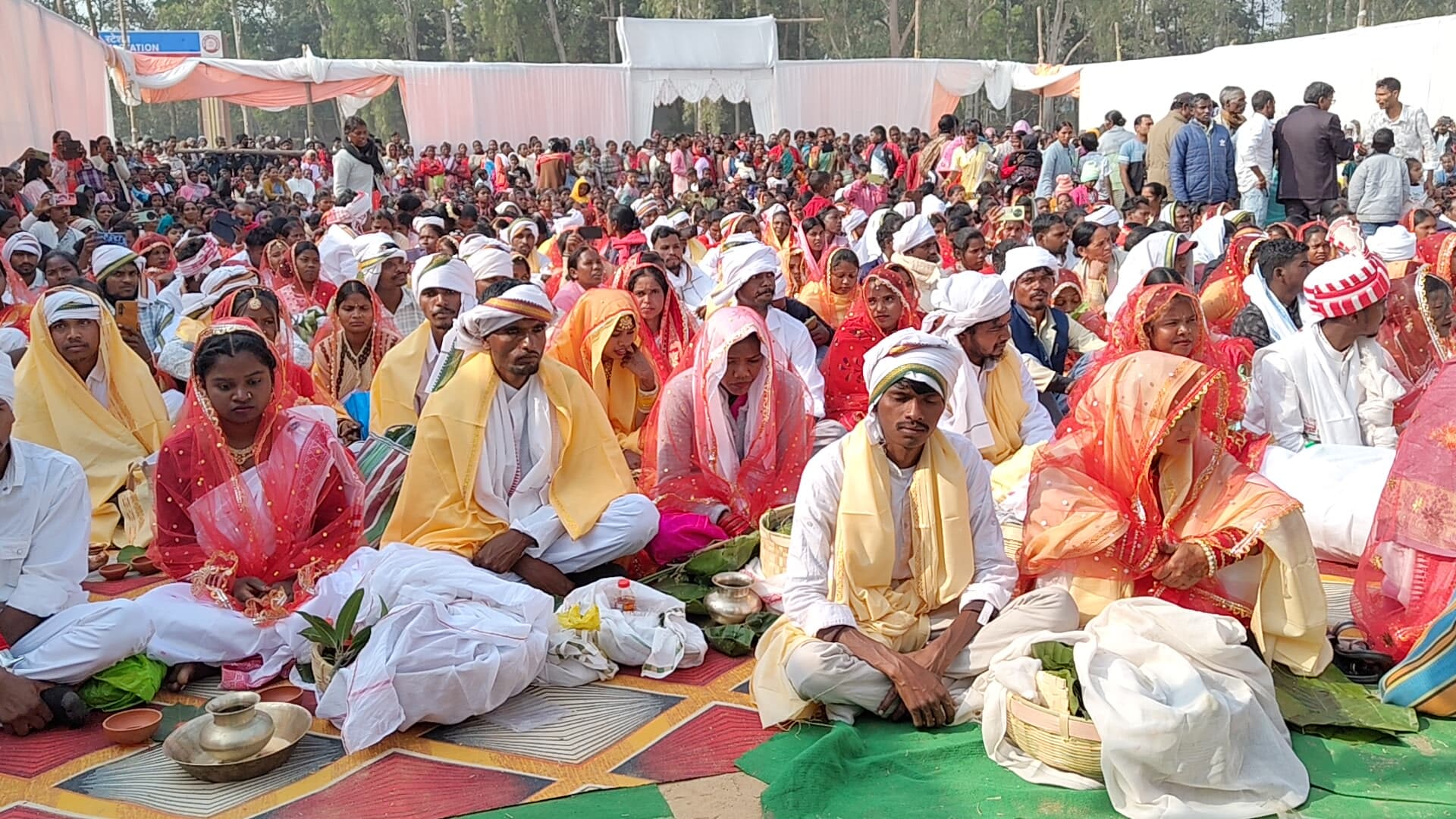 सामूहिक विवाह समारोह में उपस्थित जोड़े