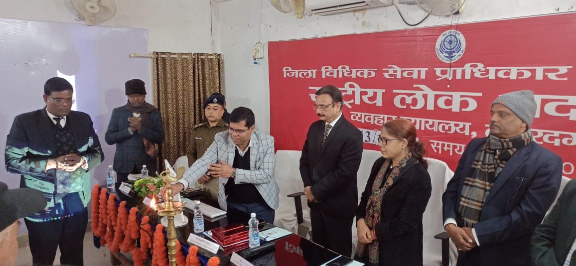 राष्ट्रीय लोक अदालत का उद्घाटन करते अतिथिगण