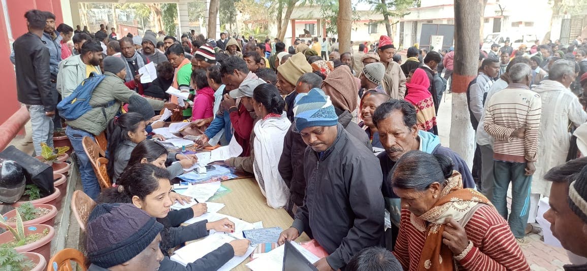 लोक अदालत में उपस्थित लोग