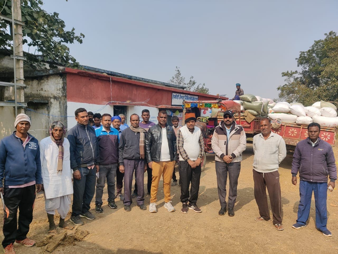 धन क्राय केंद्र उद्घाटन के दौरान उपस्थित जिप सदस्य व किसान