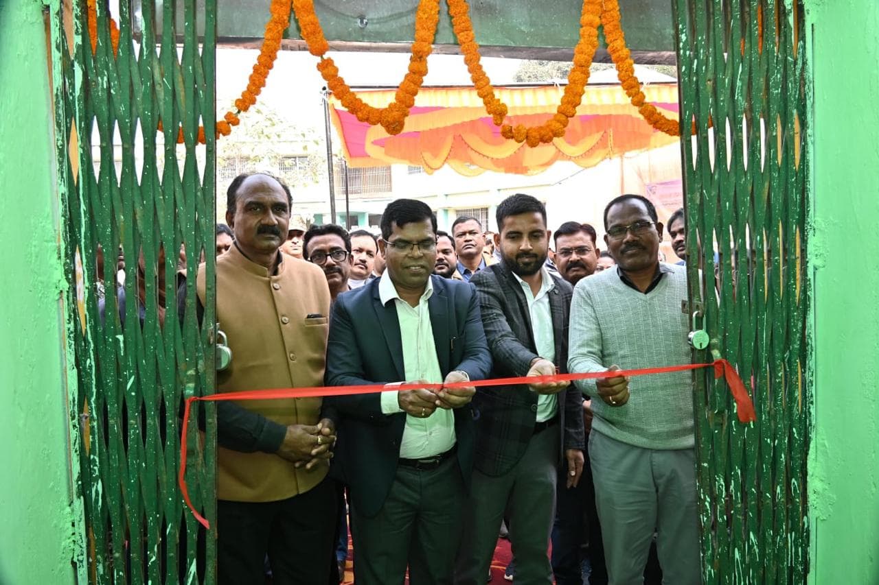 धान अधिप्राप्ति केंद्र का शुभारंभ करते उपायुक्त व अन्य
