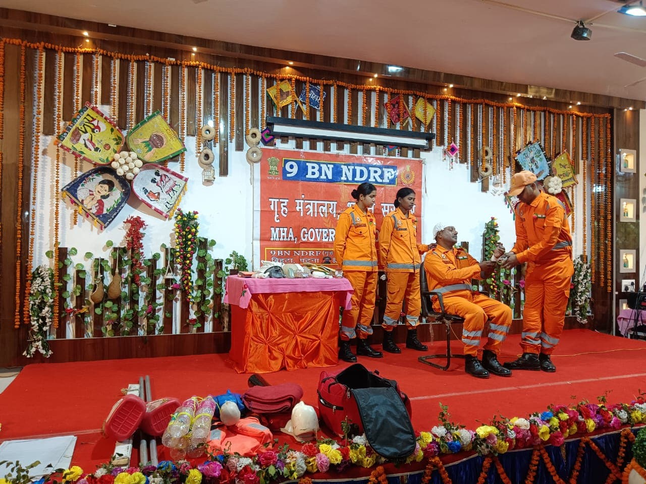 लाइफ सेविंग स्किल से संबंधित प्रशिक्षण एवं जागरूकता कार्यक्रम में शामिल एनडीआरएफ की टीम