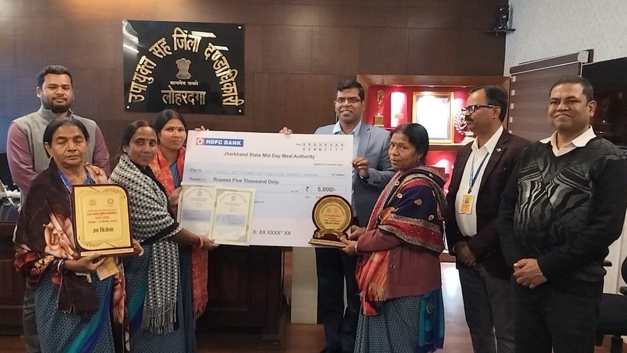 सम्मानित करते उपायुक्त