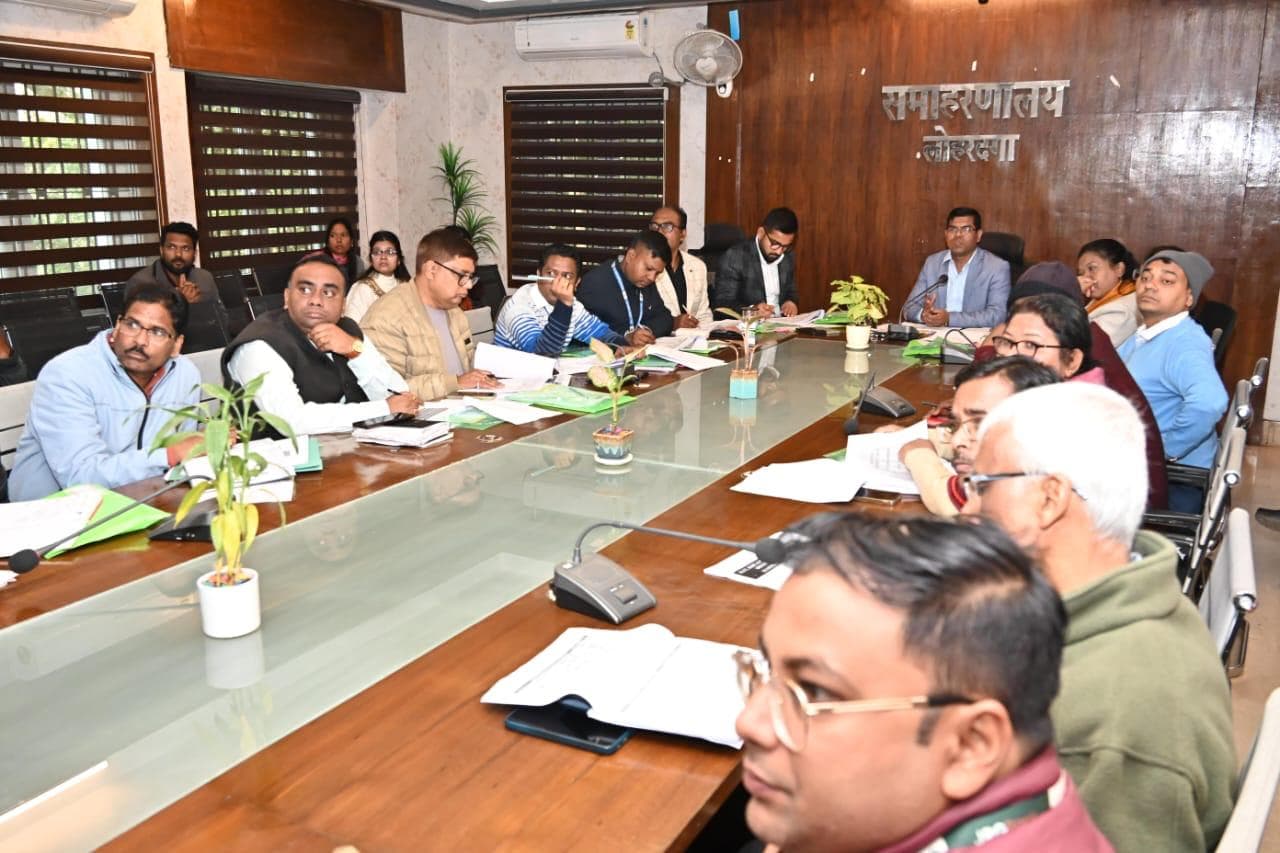 बैंकर्स समन्वय समिति की बैठक करते उपायुक्त व अन्य