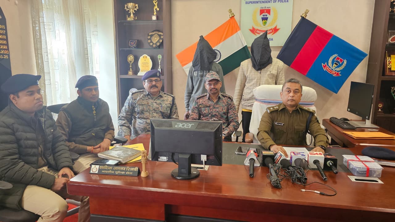 आरोपियों को मीडिया के समक्ष प्रस्तुत करते एसपी