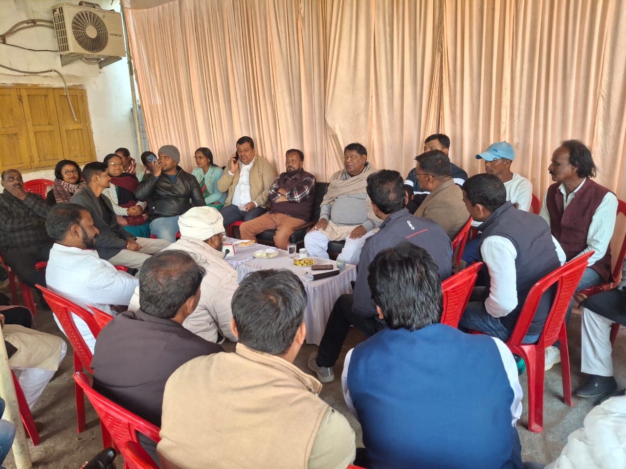 जनसुनवाई के दौरान उपस्थित विधायक व अन्य