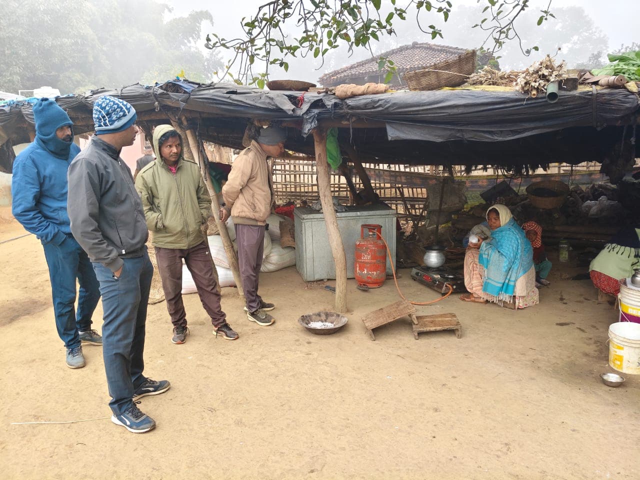 तंबू में रहने को विवश बेघर परिवार