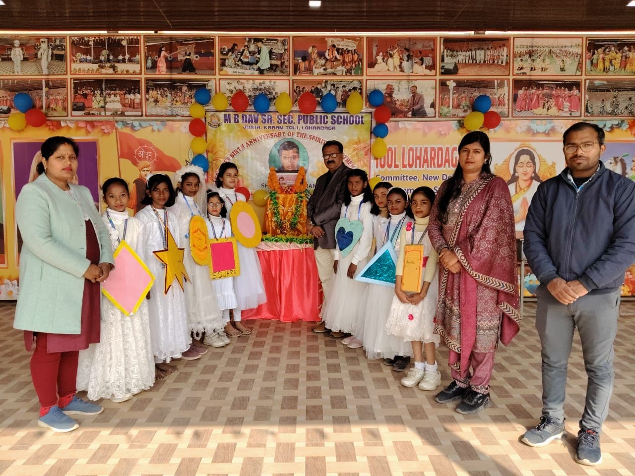 कार्यक्रम के दौरान उपस्थित प्राचार्य, शिक्षक व बच्चे