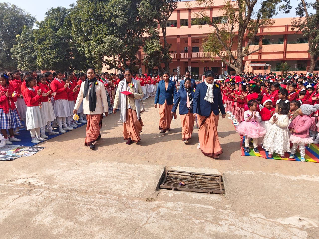 क्रिसमस गैदरिंग के दौरान उपस्थित शिक्षक शिक्षिकाऐं व बच्चे