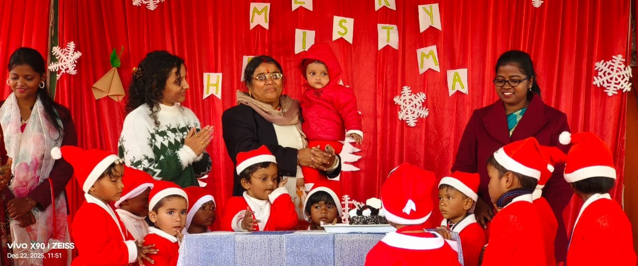 गैदरिंग के दौरान उपस्थित बच्चे व शिक्षिकाएं