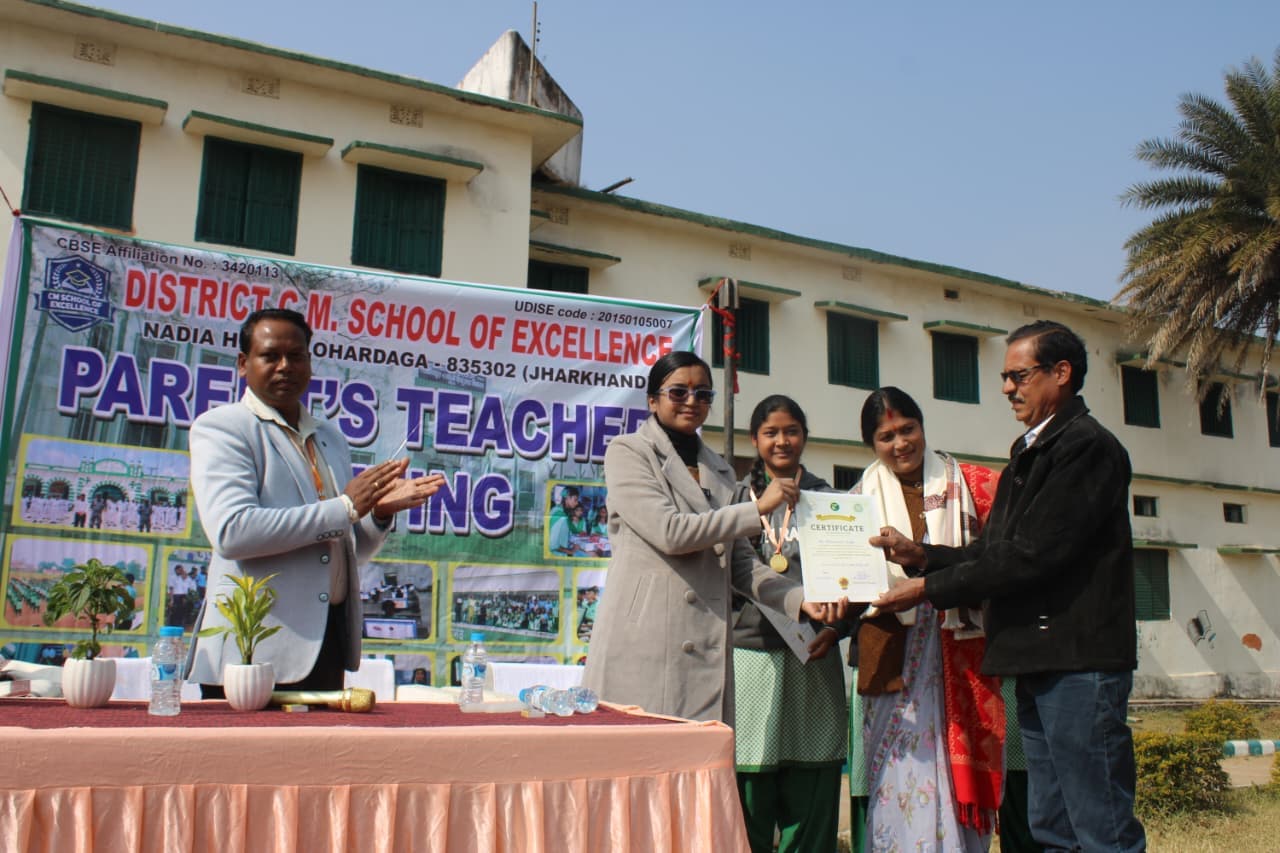 प्रतिभाशाली विद्यार्थियों और अभिभावकों को सम्मानित करती डीईओ