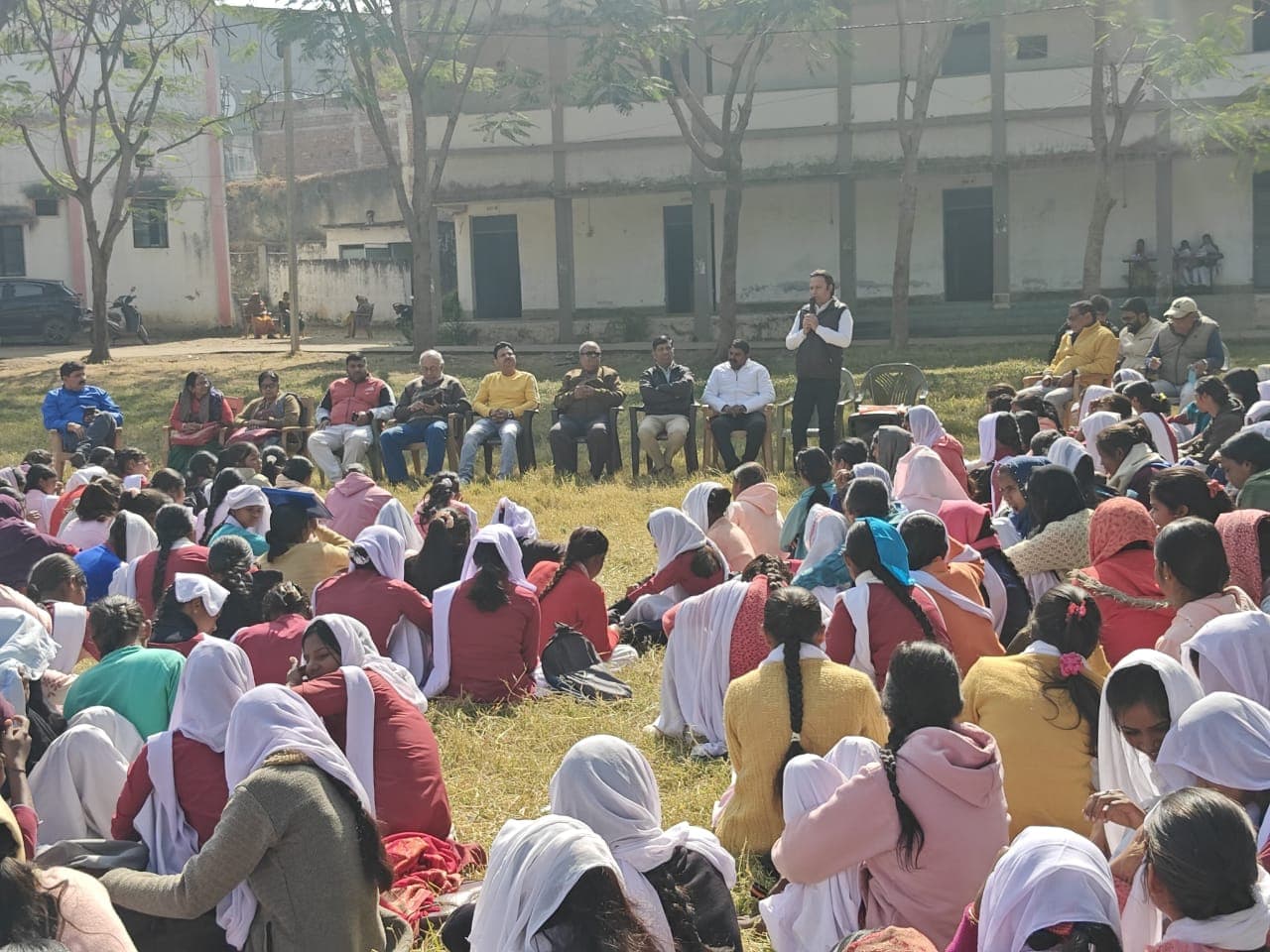 जागरूकता कार्यक्रम में उपस्थित अतिथि व छात्राएं