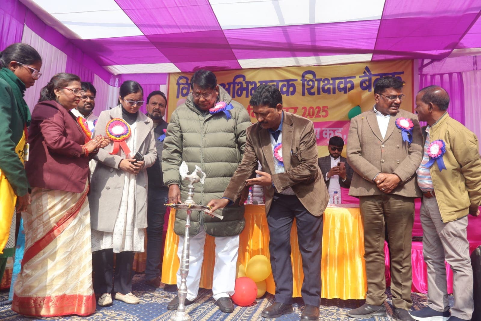 कार्यक्रम का शुभारंभ करते विधायक व अन्य