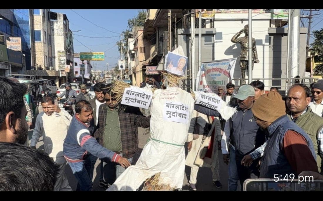 पुतला दहन कार्यक्रम में शामिल जय श्री राम समिति के पदाधिकारी व सदस्य