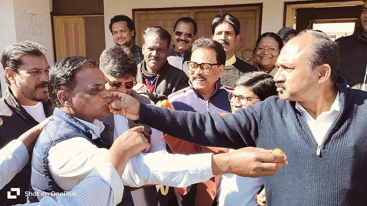 पेसा उत्सव मनाते सांसद व अन्य कांग्रेसी