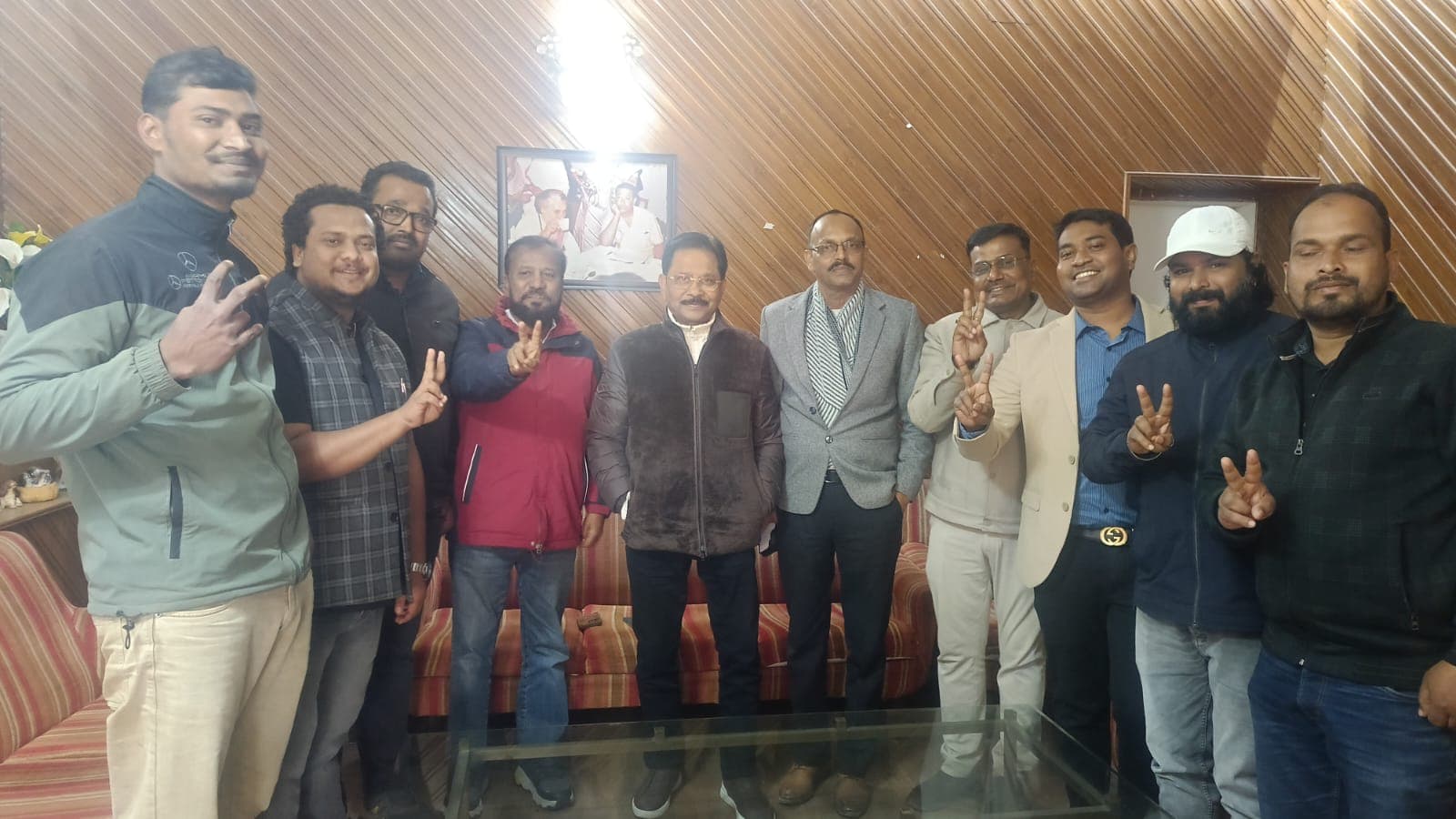 पूर्व राज्यसभा धीरज साहू के साथ युवा कांग्रेस के नवनिर्वाचित पदाधिकारी