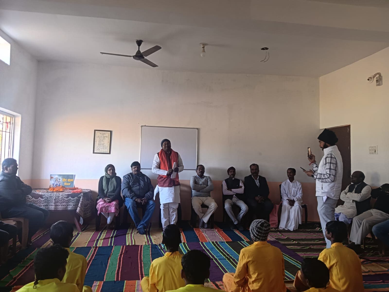 शांति आश्रम में आयोजित कार्यक्रम में उपस्थित अतिथि