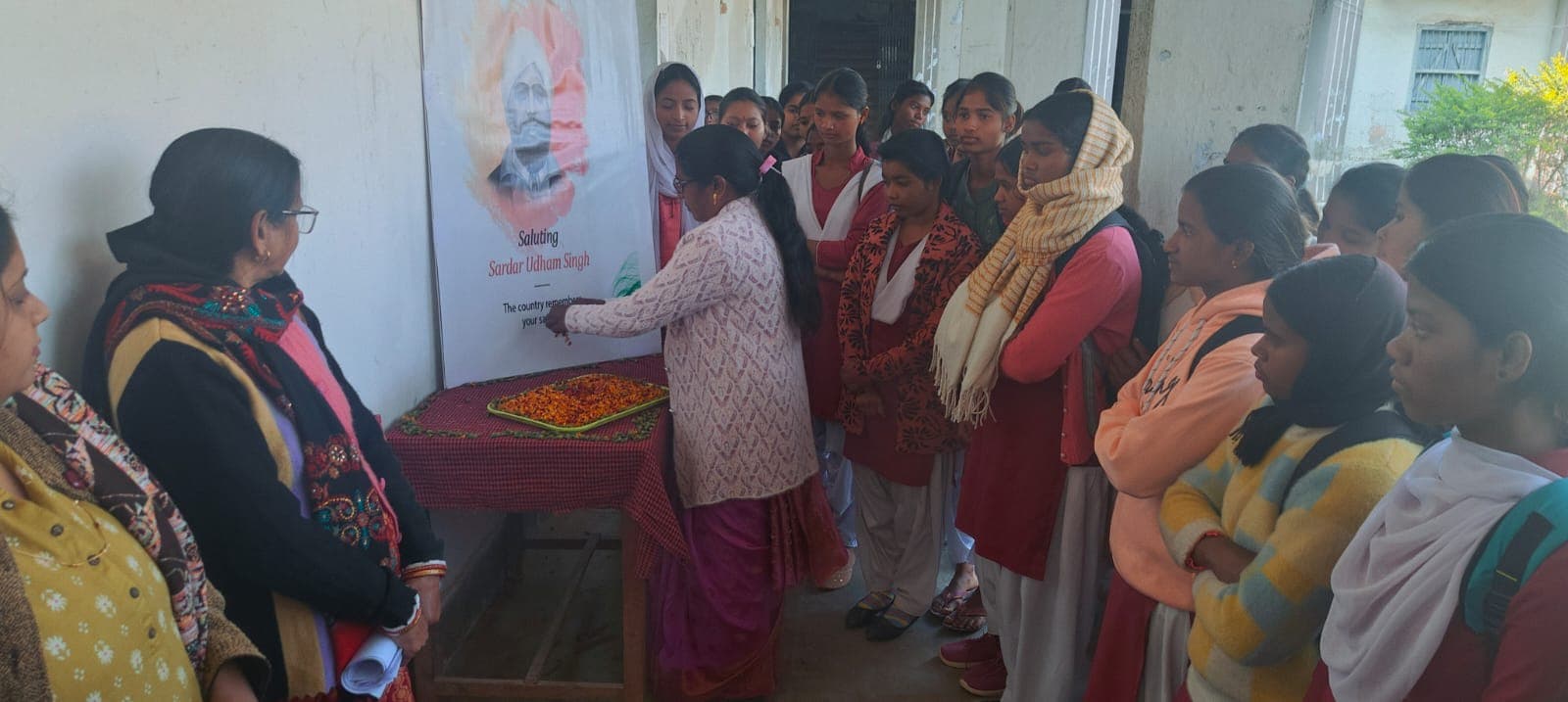 शहीद उधम सिंह को श्रद्धांजलि अर्पित करते शिक्षक-शिक्षिकाएं एवं छात्राएं