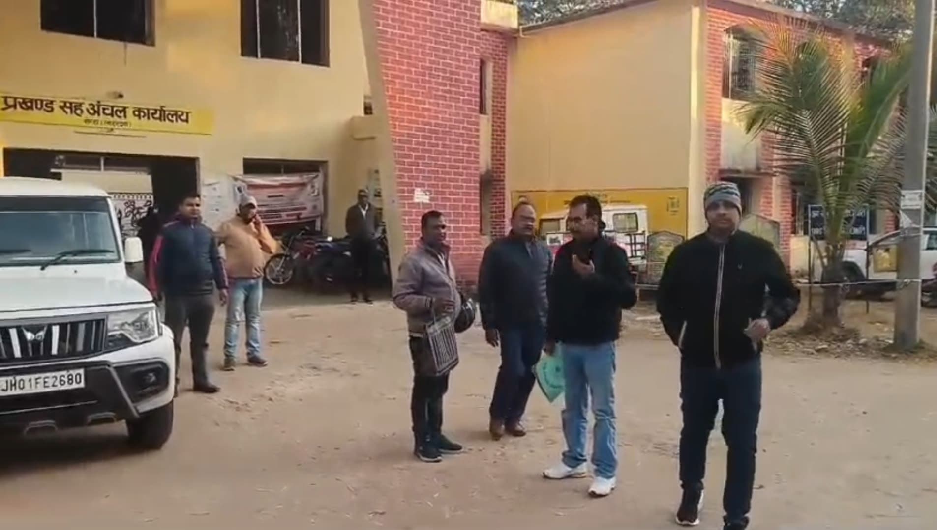 एसीबी की कर्रवाई के दौरान उपस्थित लोग