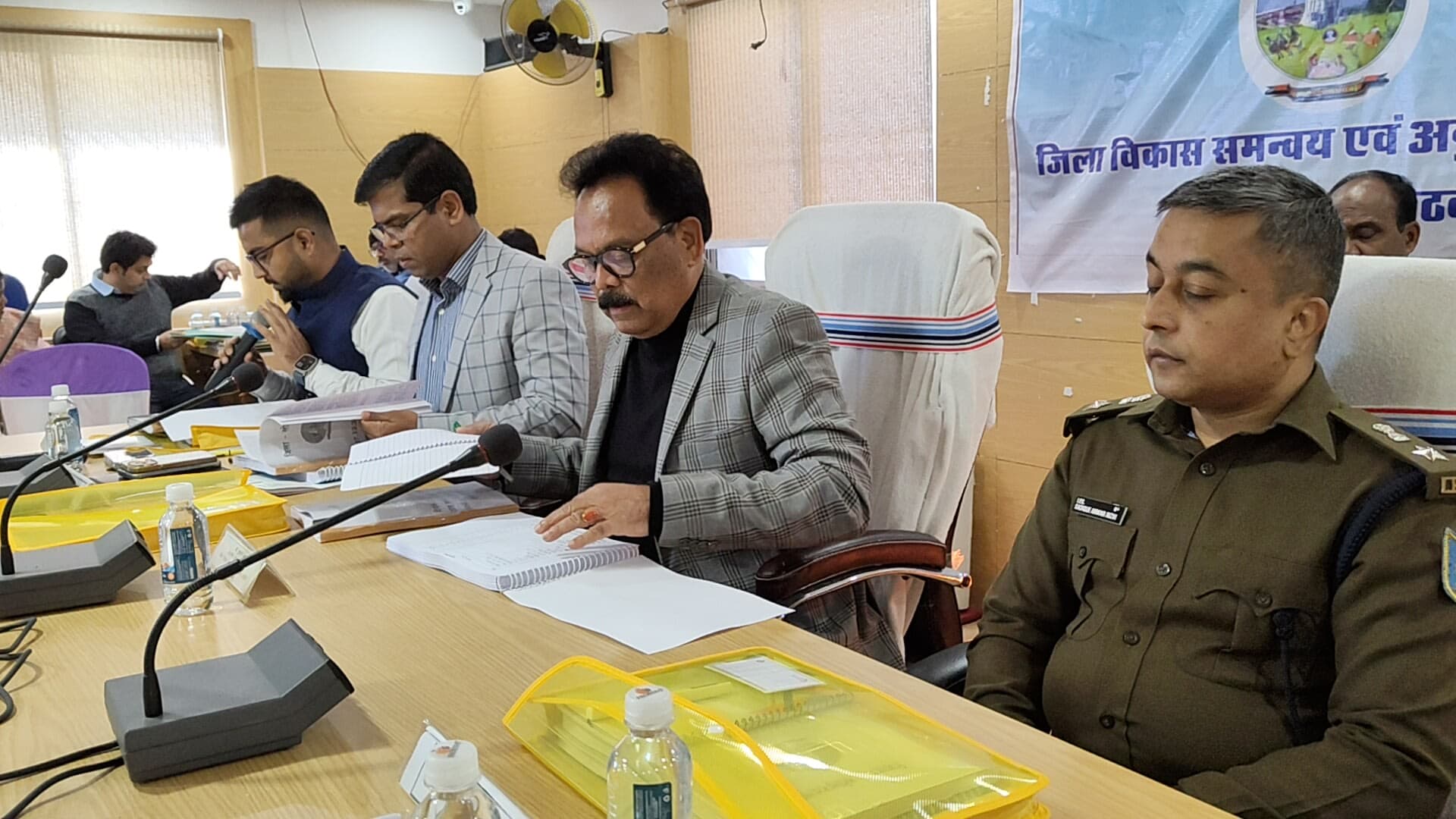 दिशा की बैठक करते सांसद व अन्य