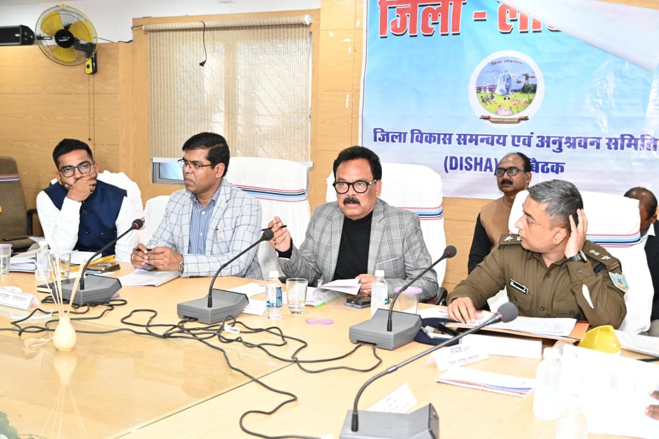 सड़क सुरक्षा समिति की बैठक में उपस्थित सांसद, डीसी, एसपी व डीडीसी
