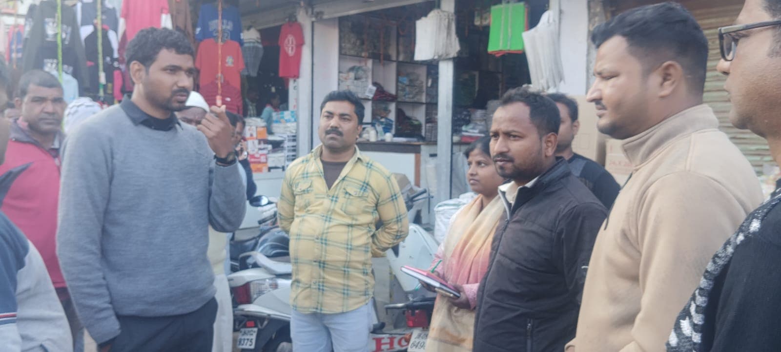 सिंगल यूज प्लास्टिक के उपयोग के खिलाफ अभियान चलाते नगर परिषद प्रशासक व अन्य