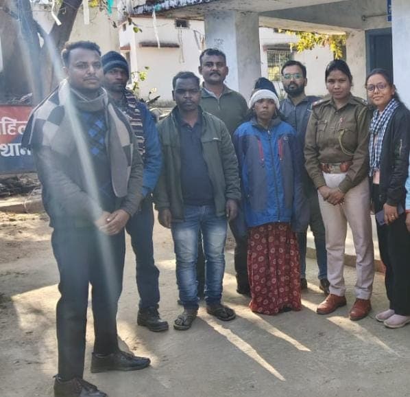 महिला थाना परिसर में थाना प्रभारी के साथ महिला