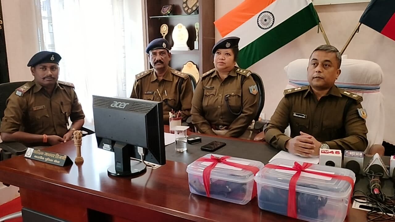 प्रेस वार्ता करते एसपी, एसडीपीओ व अन्य