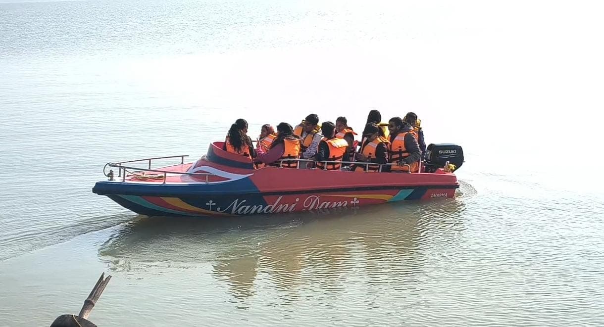 बोटिंग का आनंद लेते सैलानी