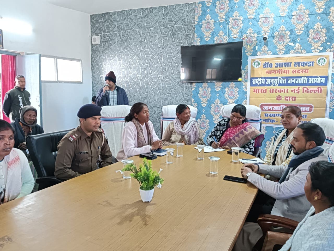 जन संवाद कार्यक्रम में उपस्थित आयोग की सदस्य आशा लकड़ा व अन्य