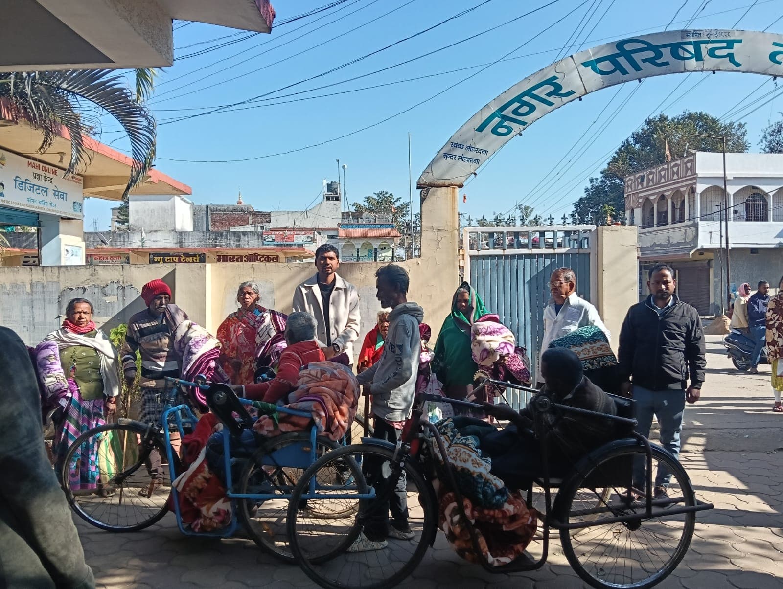 कंबल वितरण कार्यक्रम के दौरान नगर प्रशासक के साथ उपस्थित लाभुक