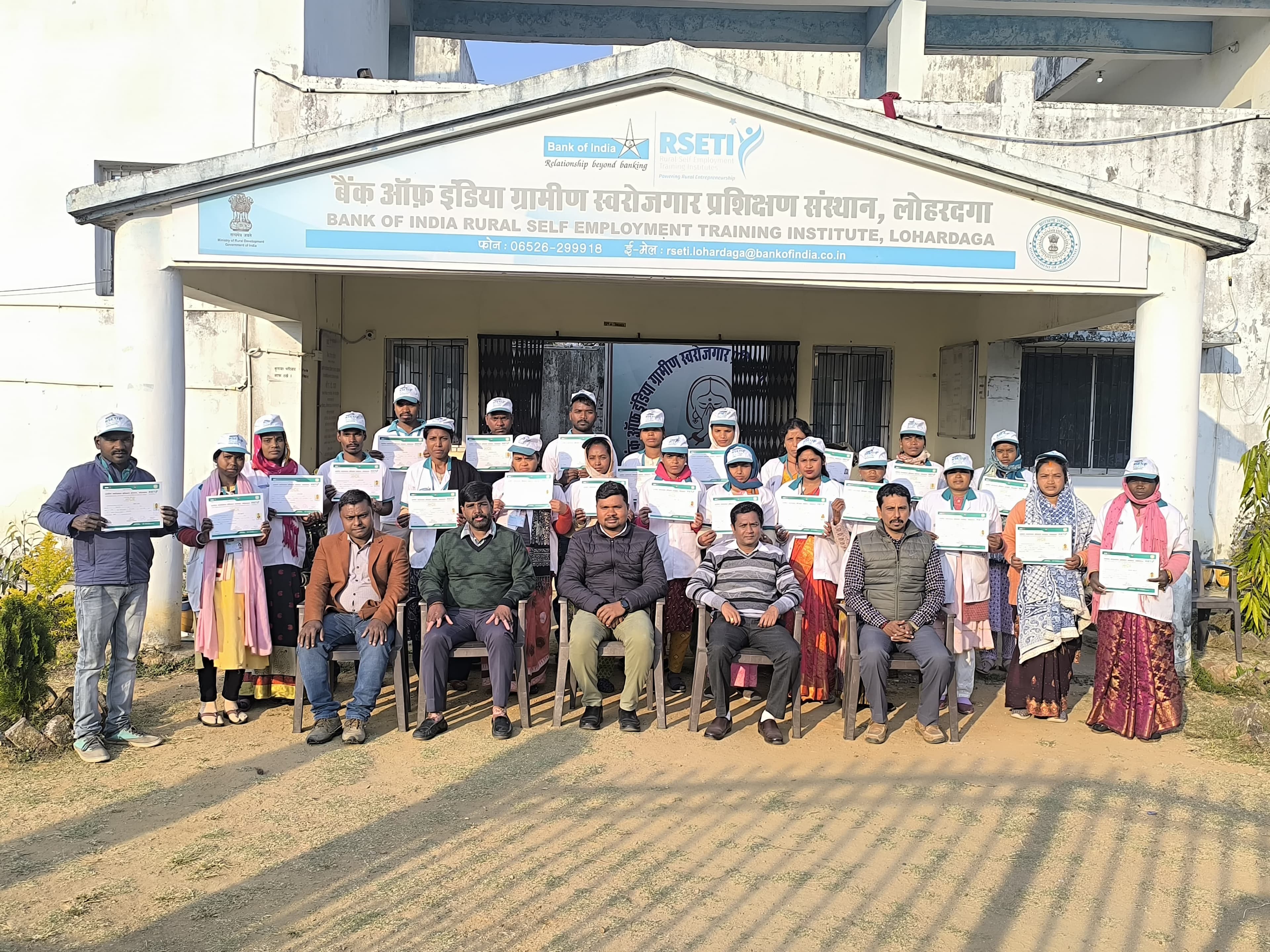 निदेशक के साथ उपस्थित प्रशिक्षणार्थी