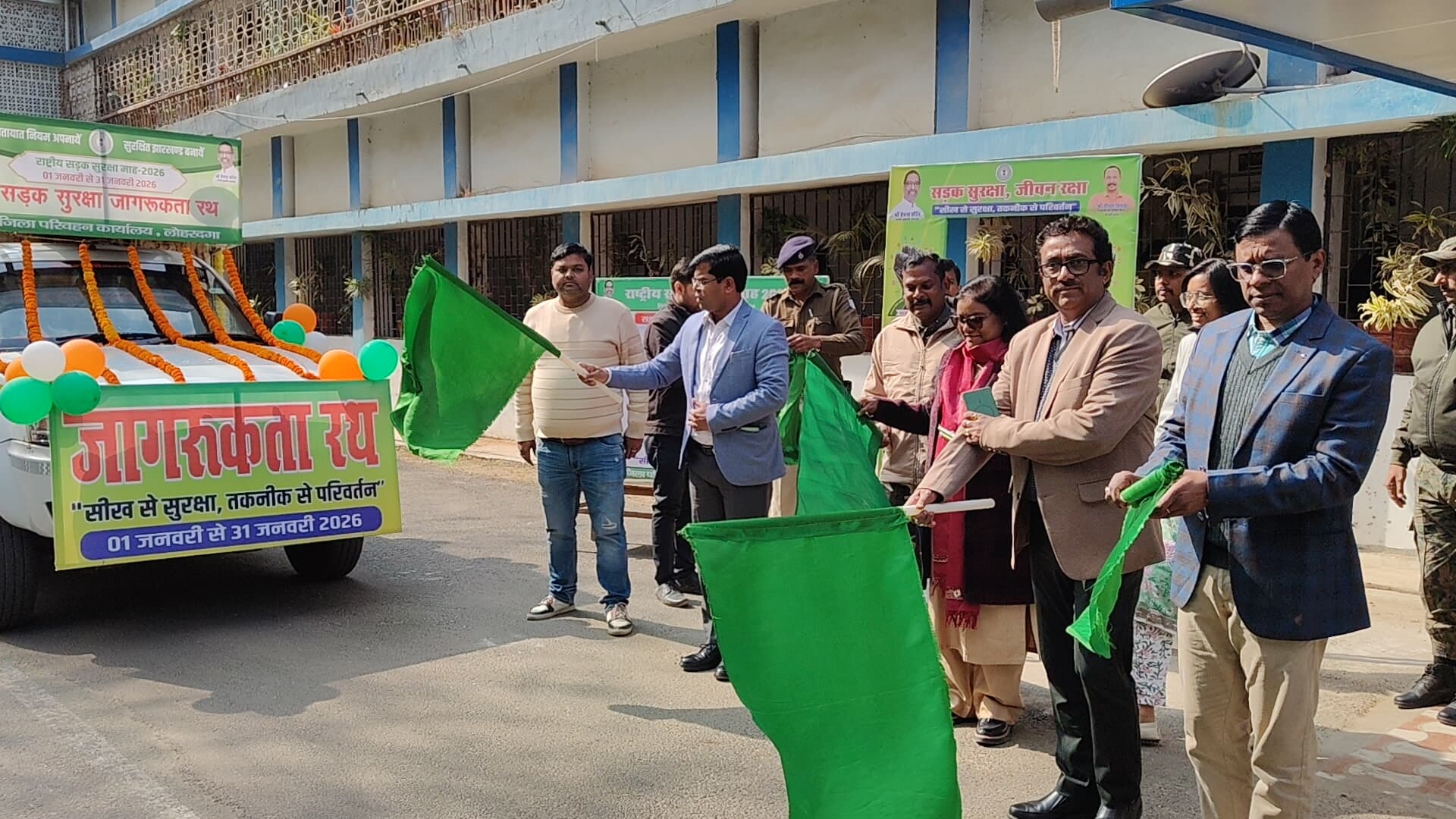 जागरूकता रथ को रवाना करते उपायुक्त व अन्य