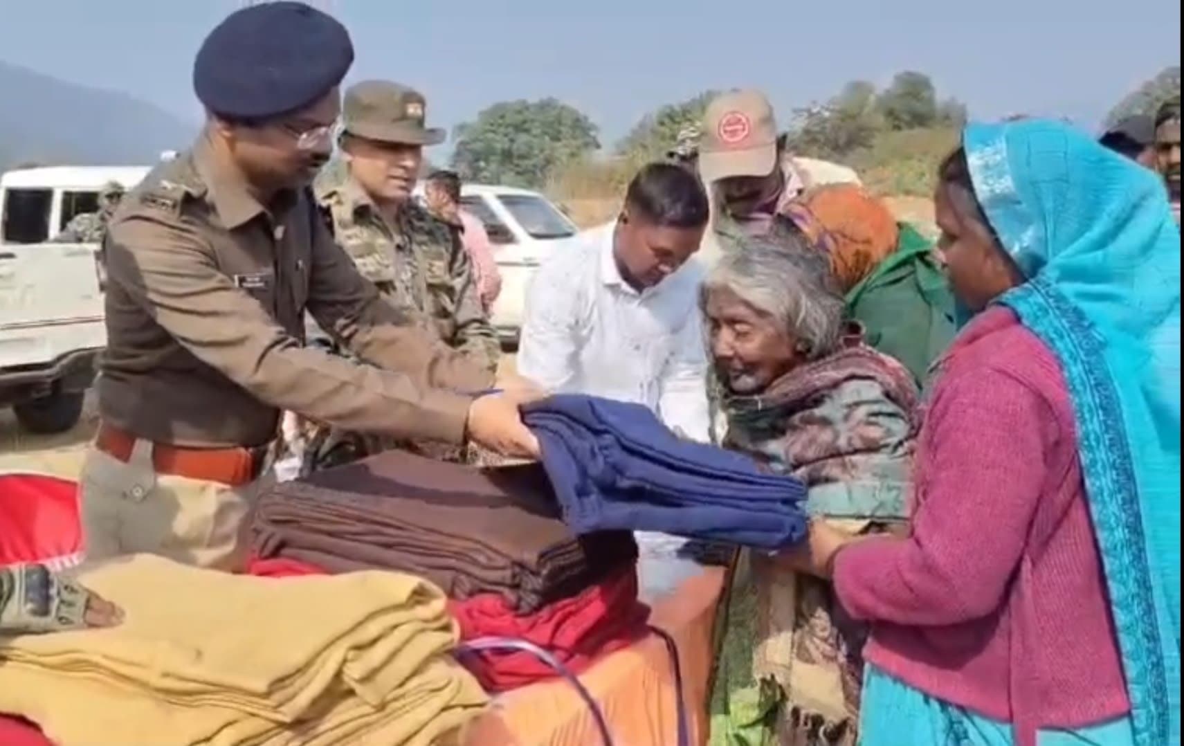 जरूरतमंदों के बीच कंबल का वितरण करते एसडीपीओ