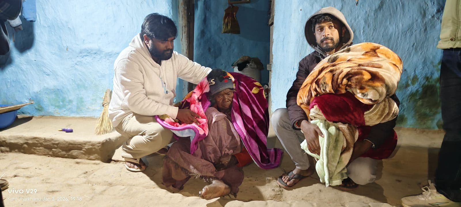 जरूरतमंदों को कंबल वितरण करते झामुमो जिला अध्यक्ष
