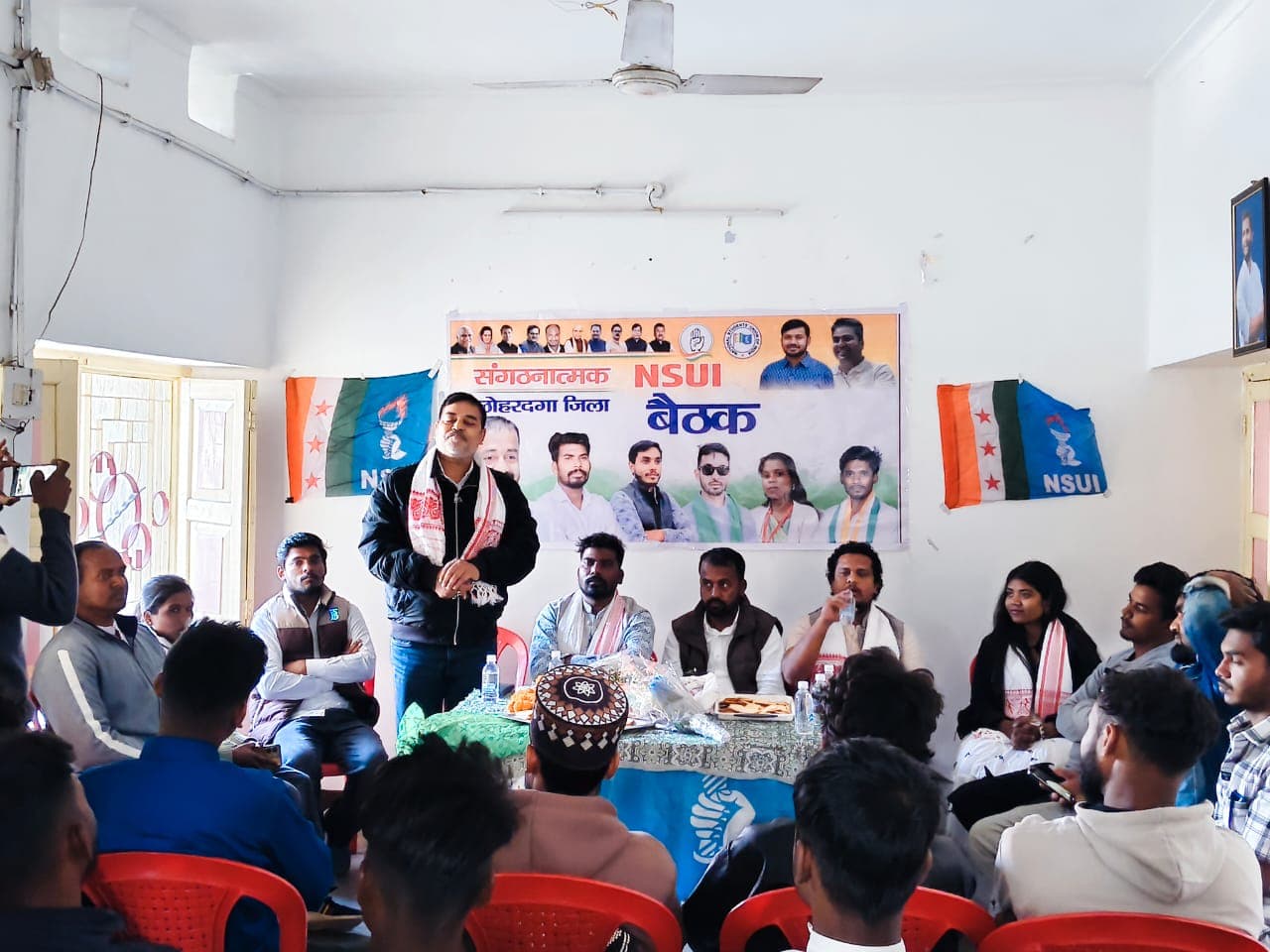 बैठक के दौरान उपस्थित एनएसयूआई के पदाधिकारी व कार्यकर्ता