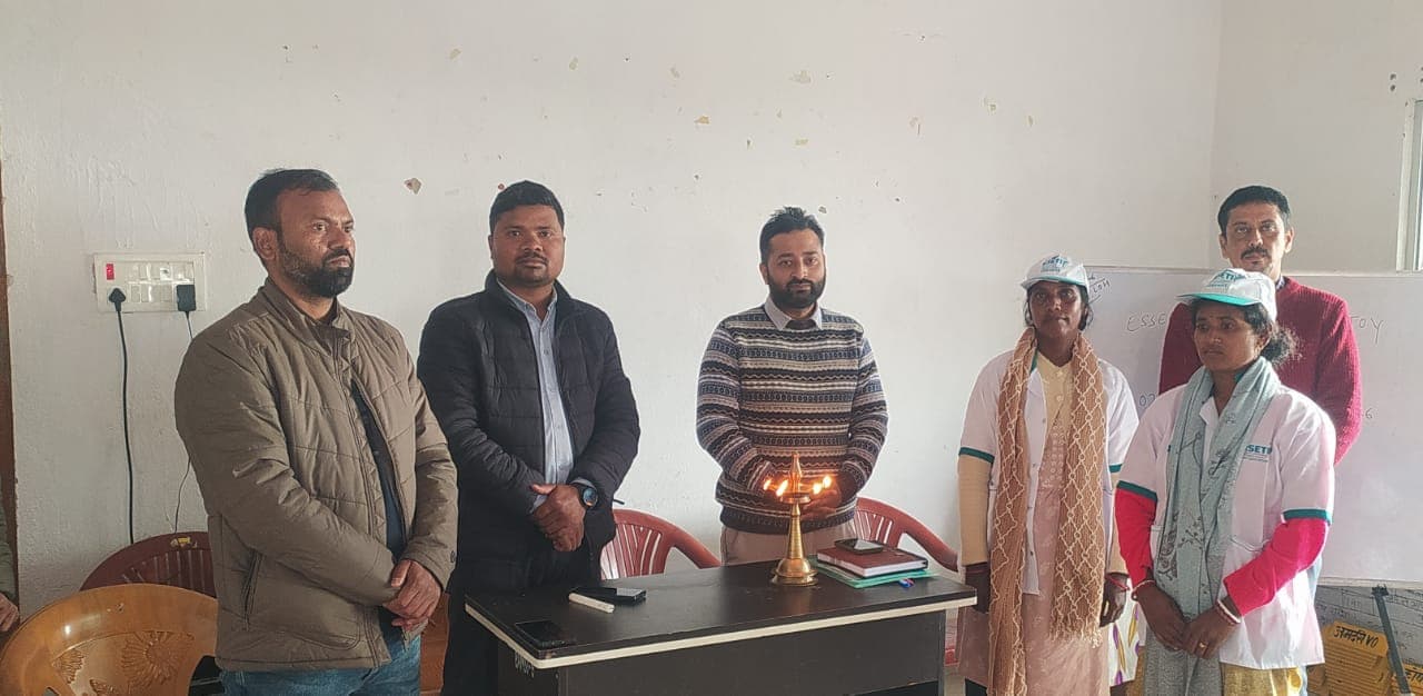 कार्यक्रम का शुभारंभ करते अतिथि