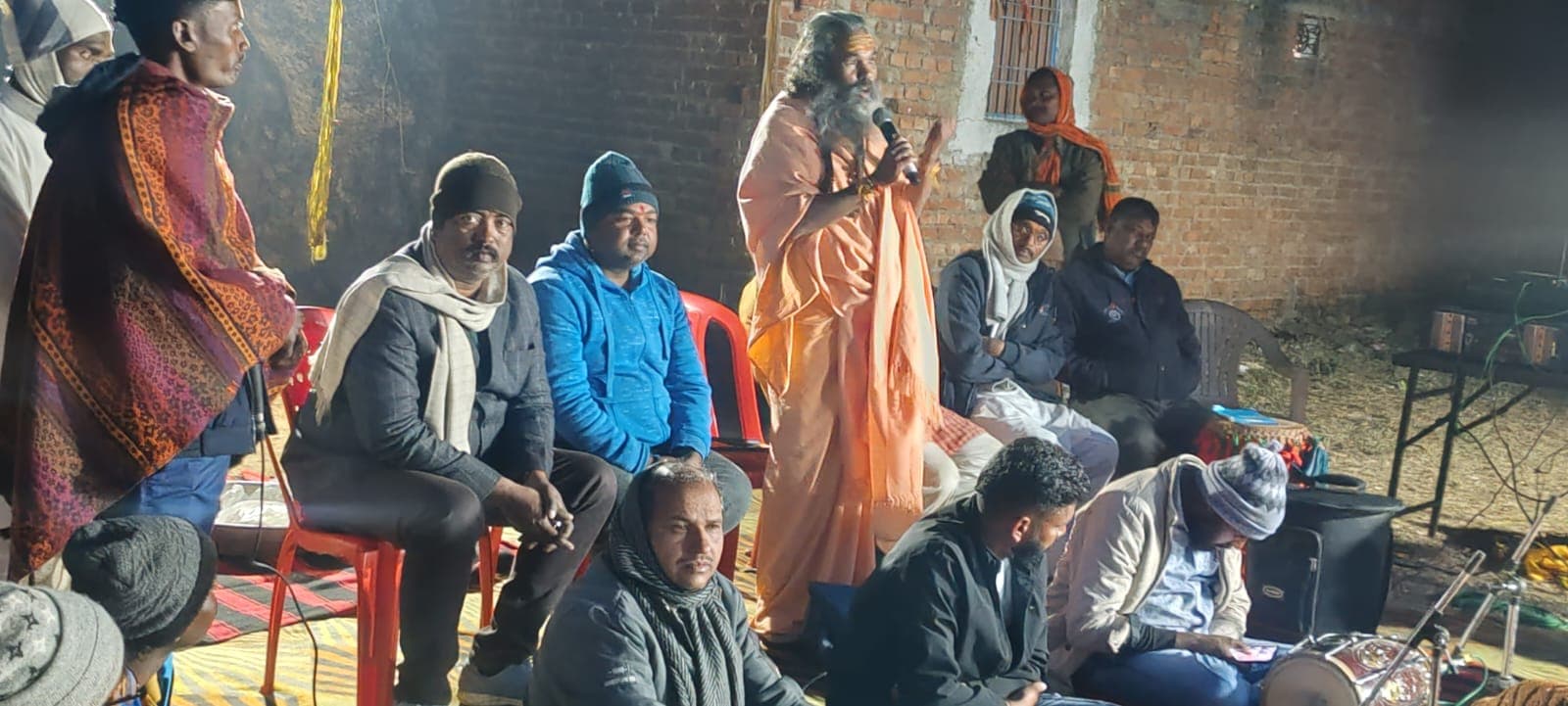 धार्मिक यात्रा शुभारंभ के पूर्व कार्यक्रम को संबोधित करते अतिथि