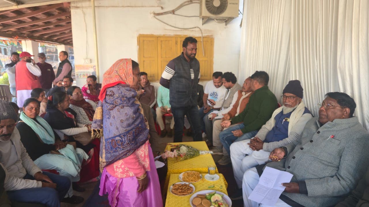जनसुनवाई के दौरान उपस्थित विधायक व अन्य
