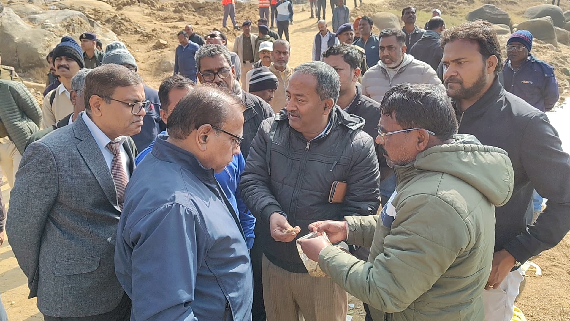 मिट्टी का नमूना देखते महाप्रबंधक