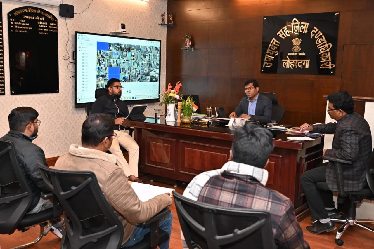 बैठक करते उपायुक्त व अन्य