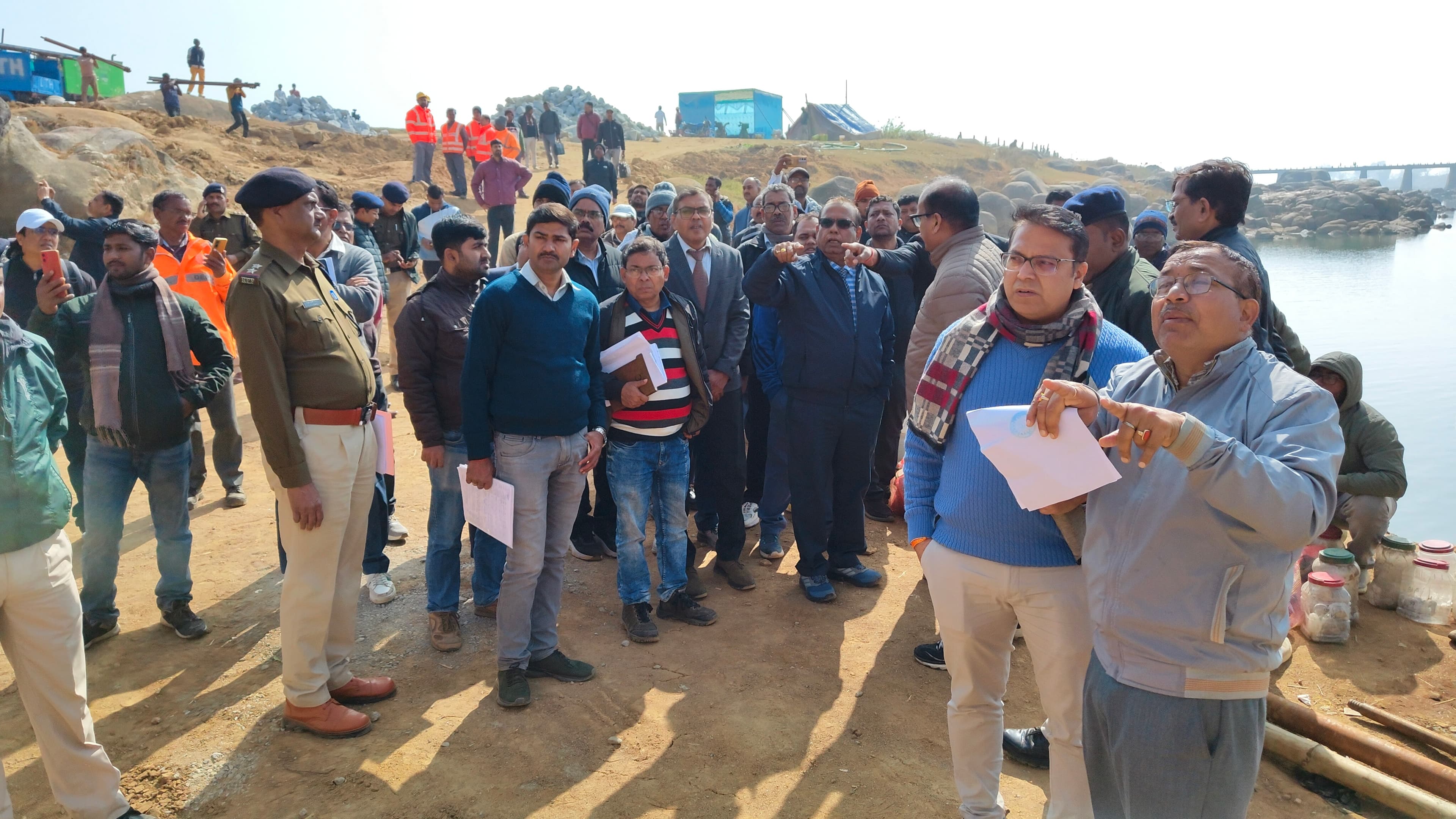 निरीक्षण करते महाप्रबंधक व अन्य अधिकारी
