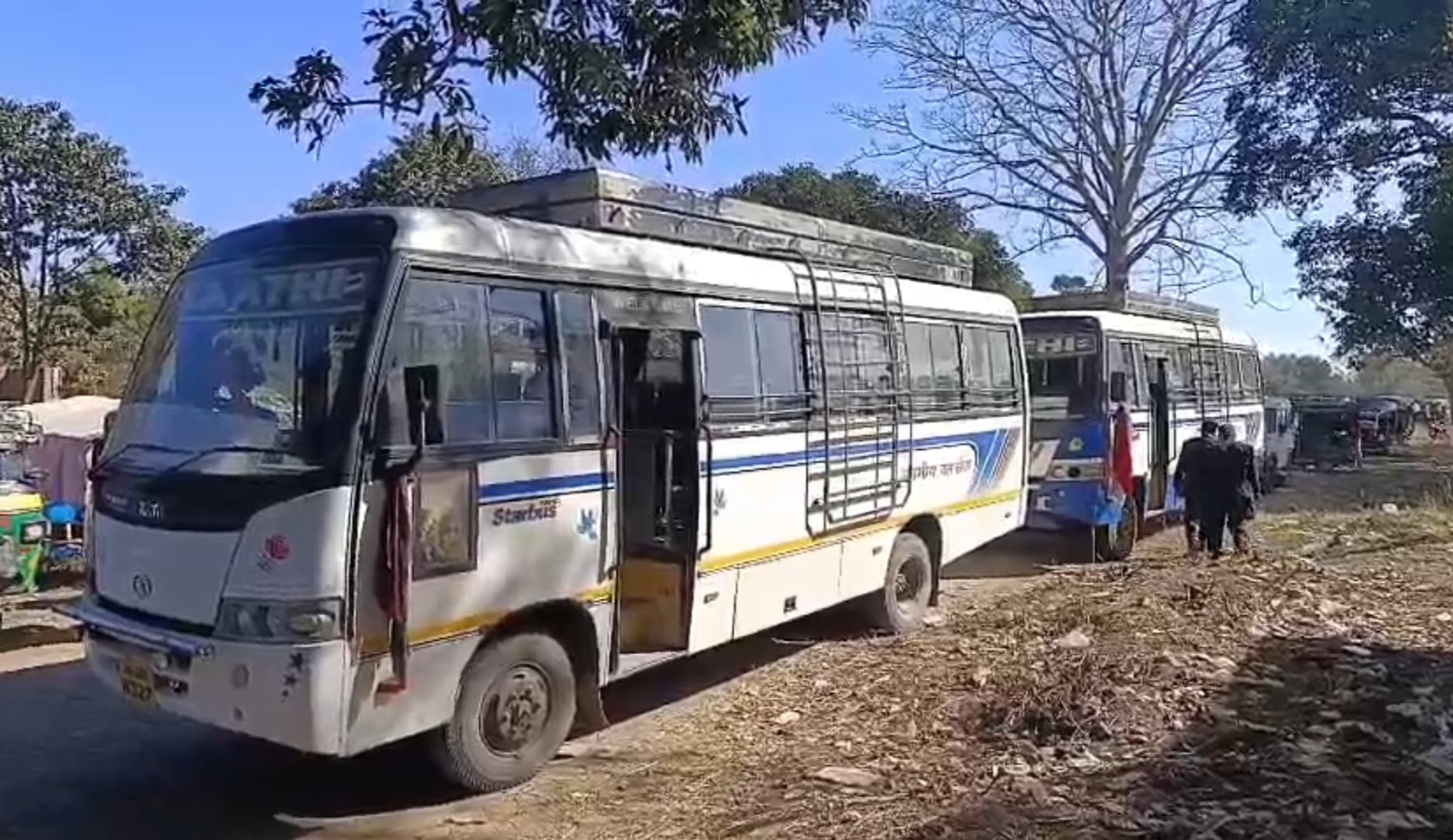 यात्रियों की सुविधा को लेकर रेलवे द्वारा शुरू की गई बस सेवा