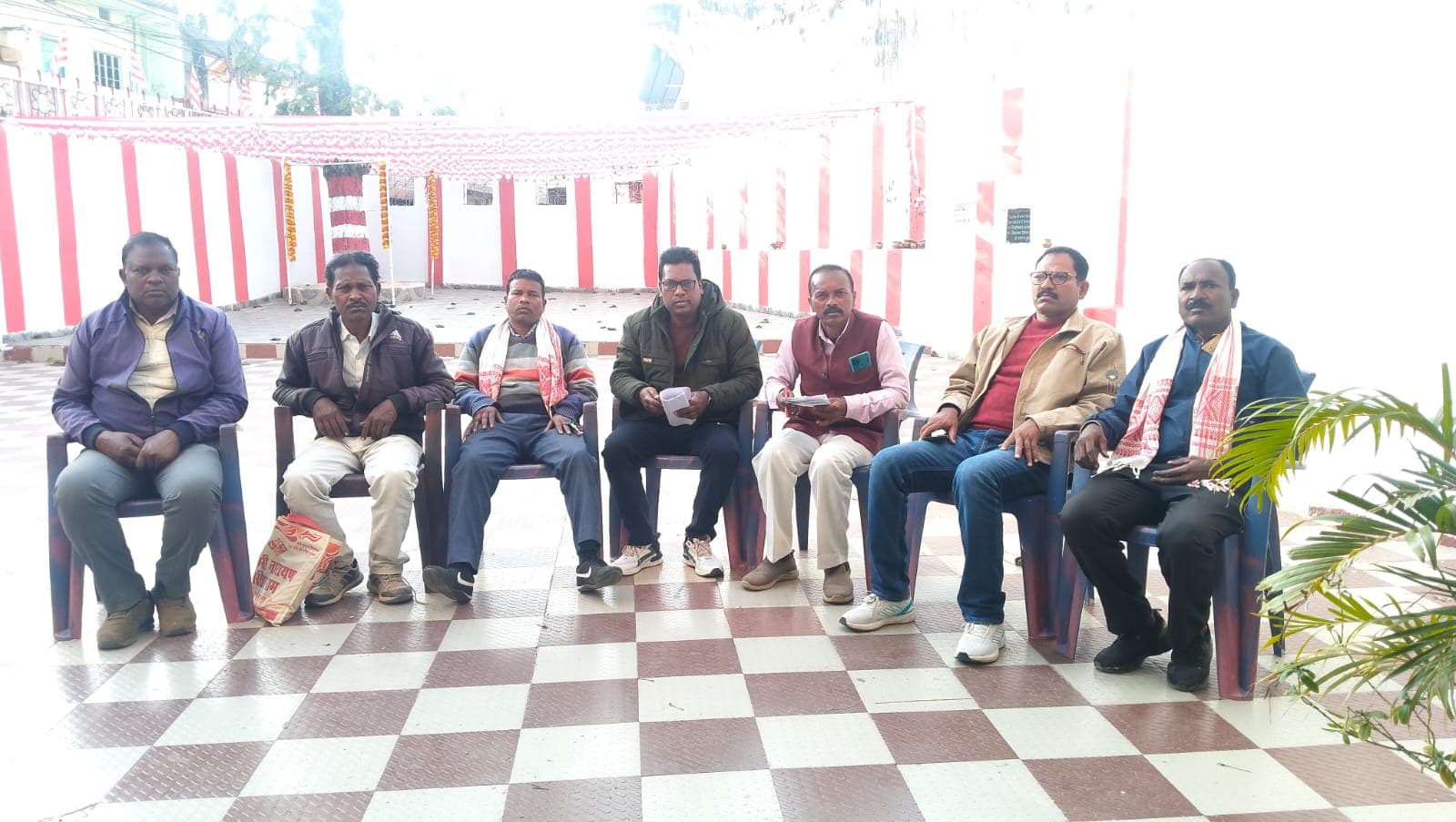 कार्यशाला को लेकर बैठक करते पदाधिकारी