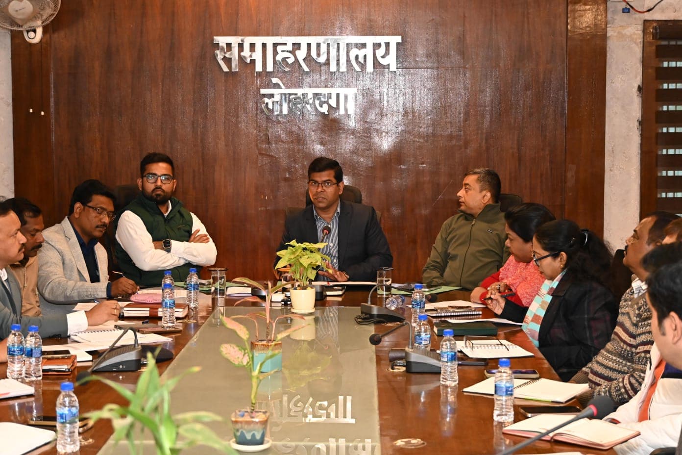 बैठक करते उपायुक्त व अन्य अधिकारी