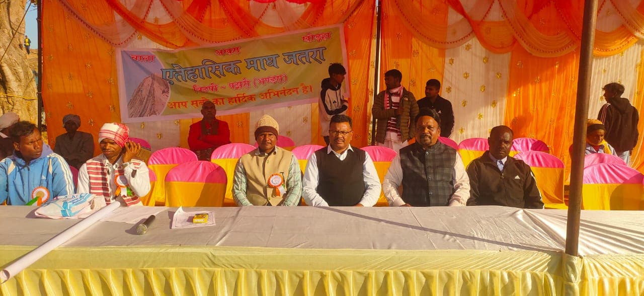 मंच पर उपस्थित अतिथि