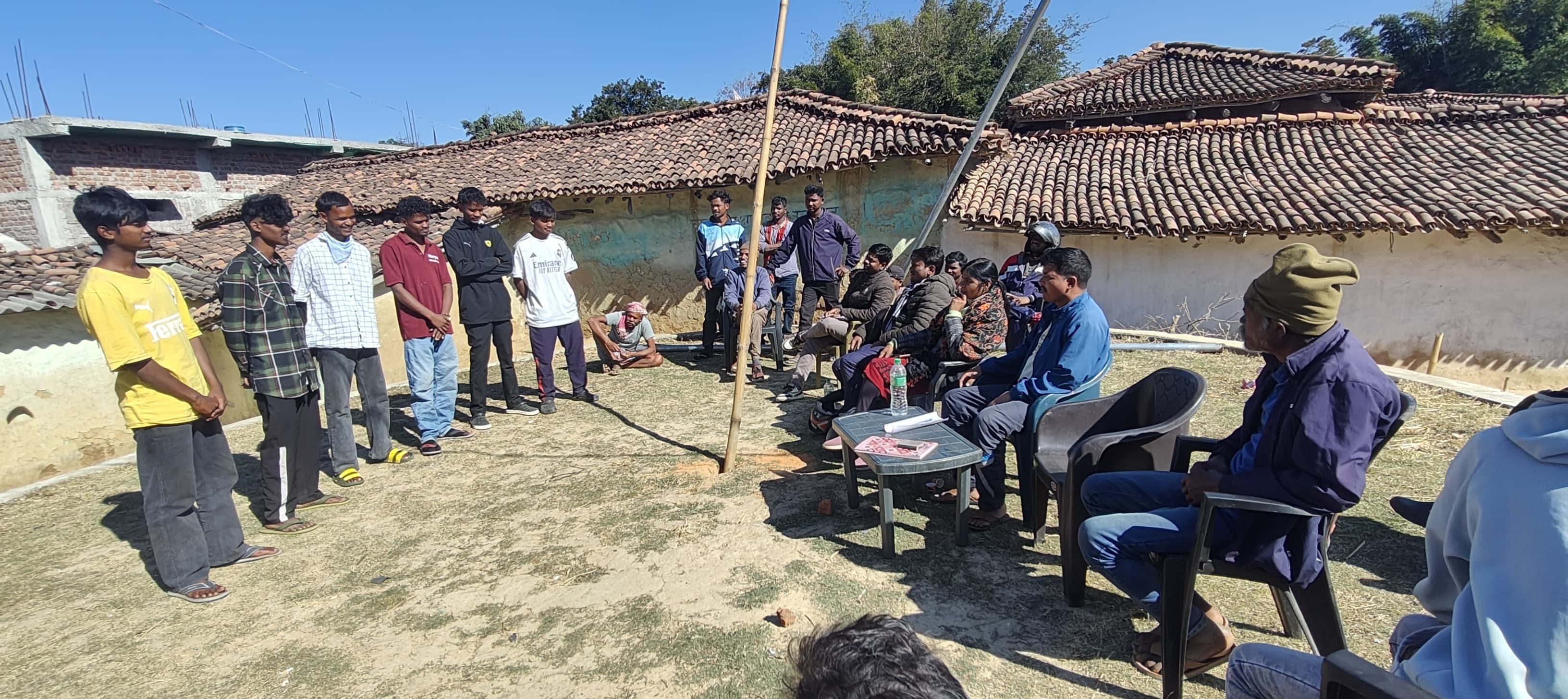 कार्यक्रम के दौरान उपस्थित अतिथि व छात्र