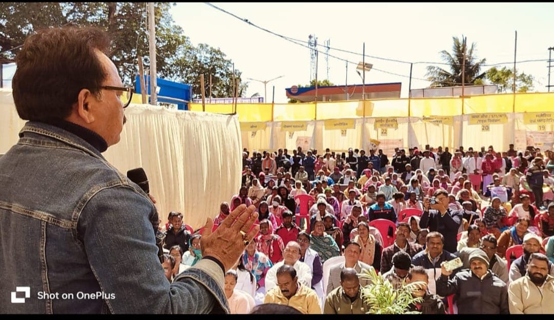 कार्यक्रम को संबोधित करते सांसद